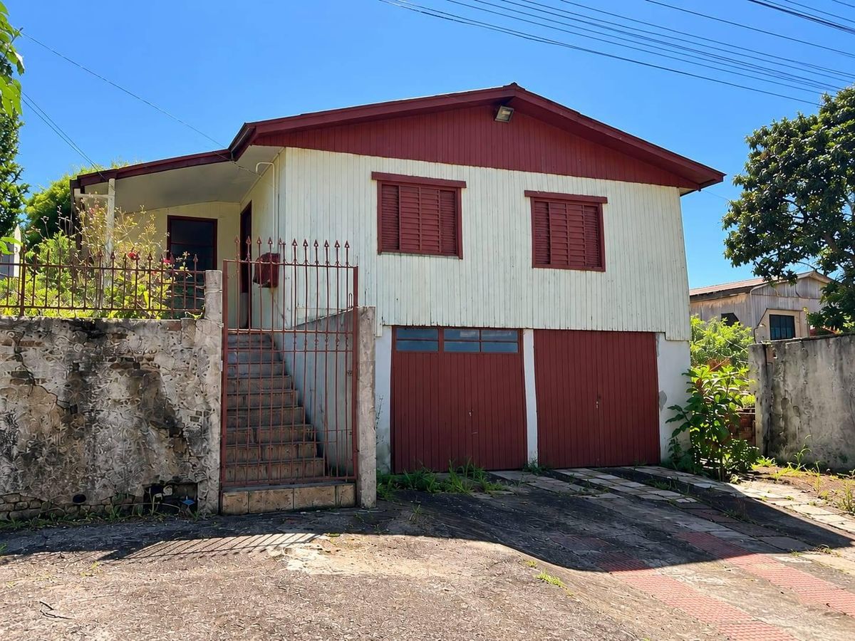 Moradia de madeira com porta de ferro