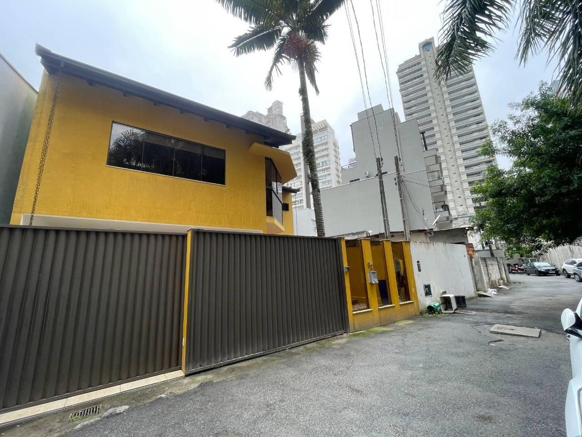 Casa mobiliada para locação anual  no Bairro  Fazenda, em Itajaí.