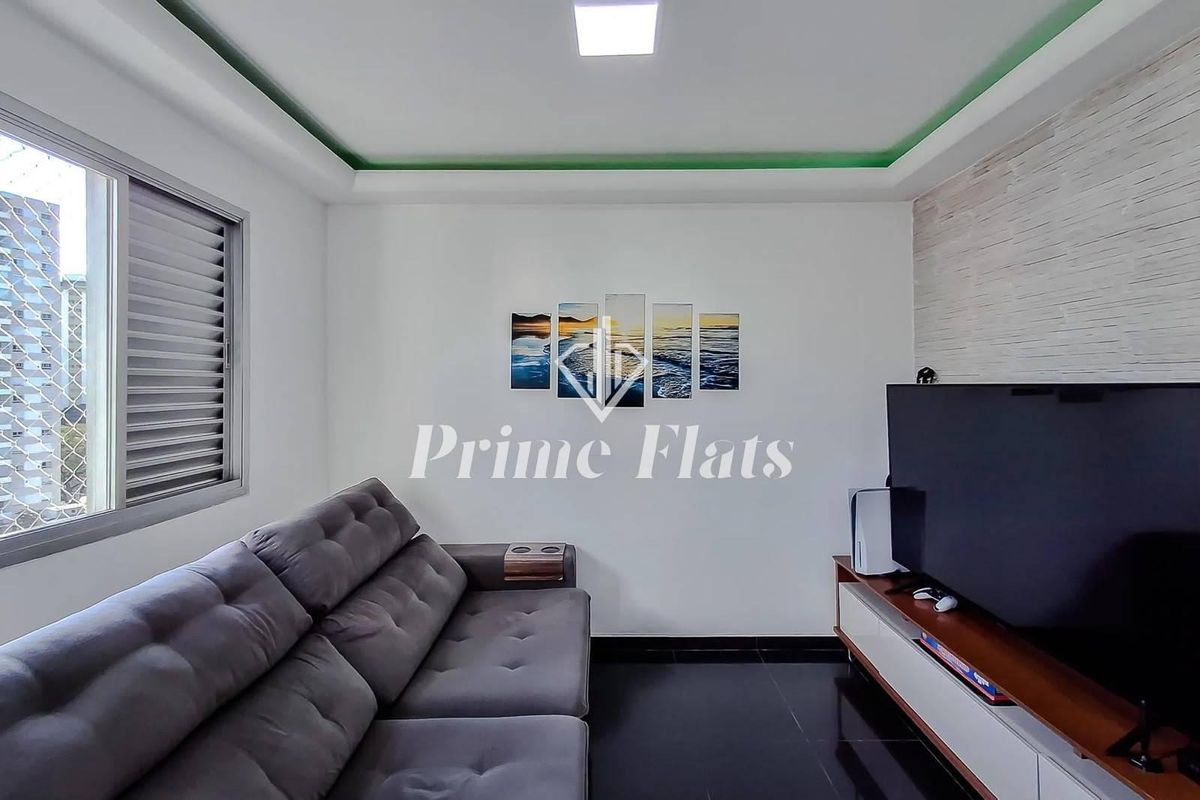 Sala moderna com sofá cinza, parede branca, TV, quadro de arte, janela