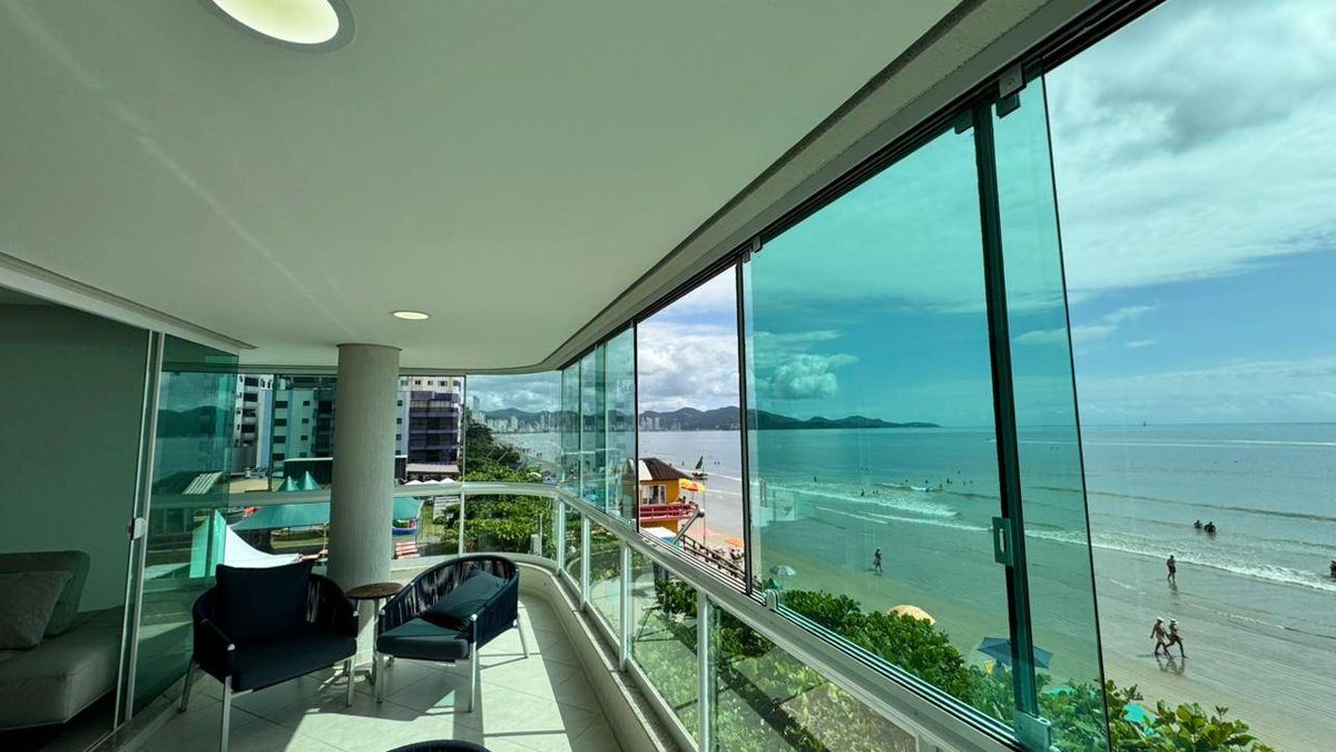 Varanda com vista para o mar, vidro e móveis de varanda