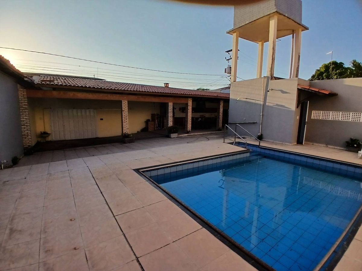 Espaço com Piscina e Deck no Centro de Aquiraz à Venda