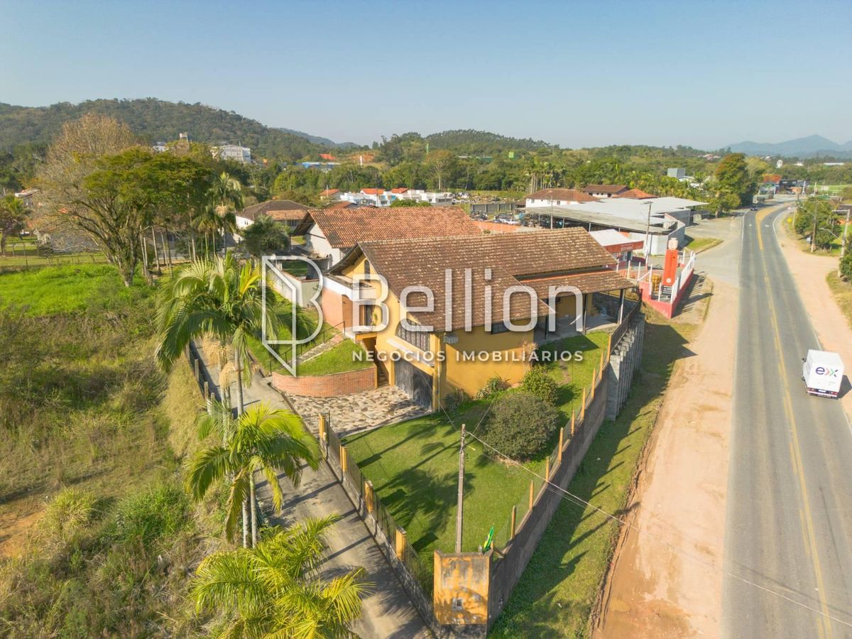 Casa à Venda com 240 m² e Terreno de 946,96 m² Ampla, com Suíte e Churrasqueira