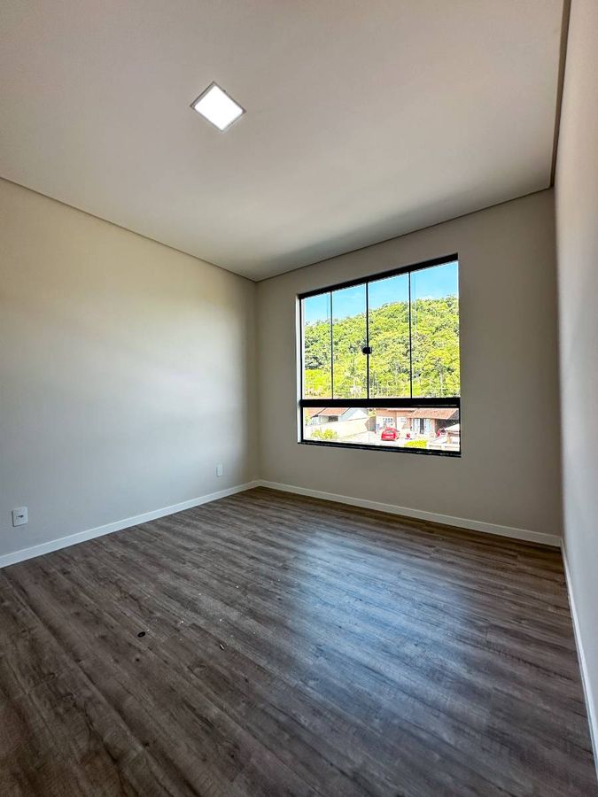 Geminado de Esquina com 1 Suíte + 2 Quartos no bairro Amizade
