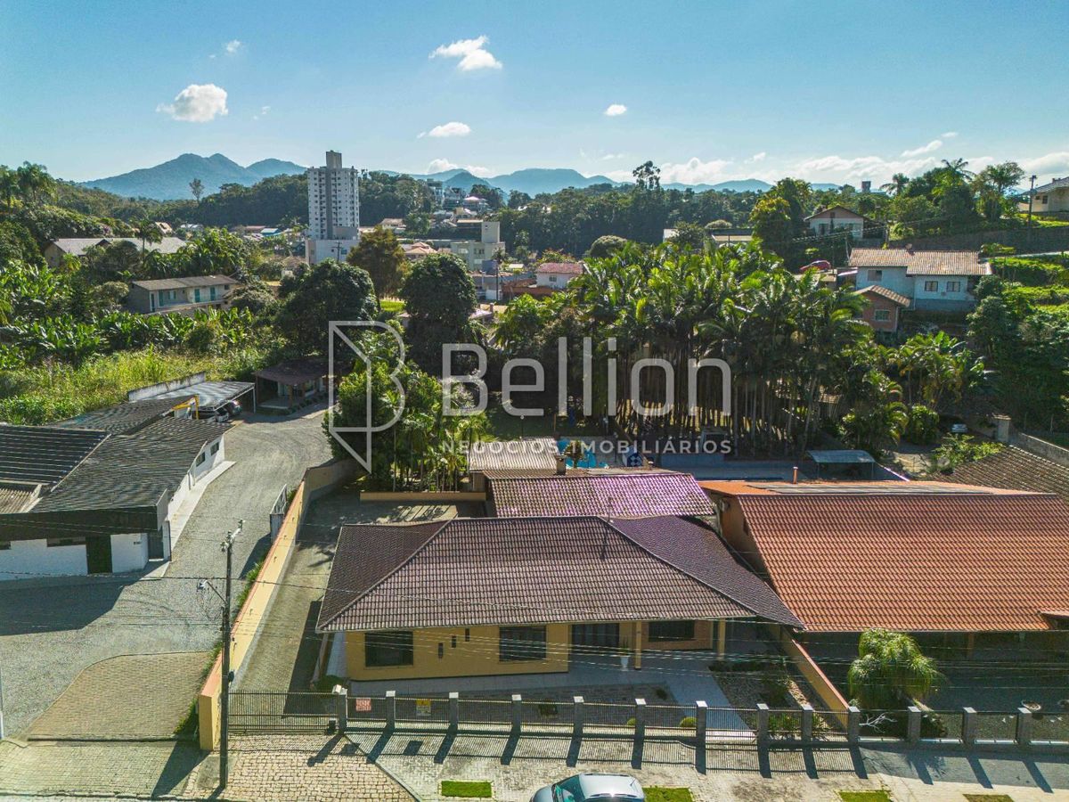 Casa com terreno amplo e lazer completo no Bairro dos Estados, em Timbó!