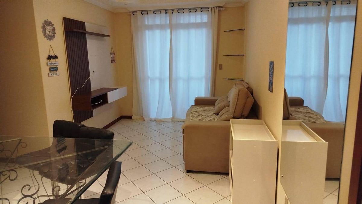 Apartamento à venda na Praia Comprida | 2 dormitórios, sacada e localização estratégica em São José