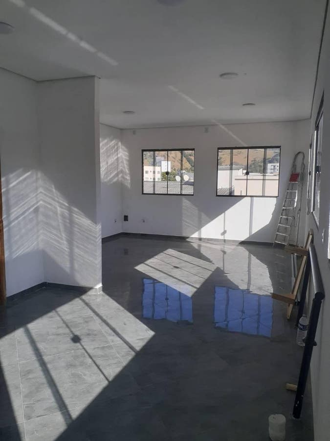 Sala moderna com janelas amplas
