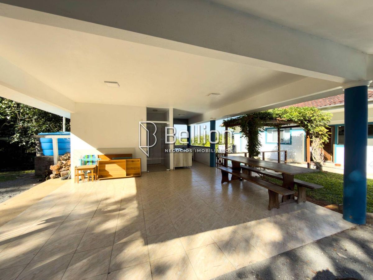 Casa semi mobiliada, com amplo terreno e piscina no Centro de Rio dos Cedros