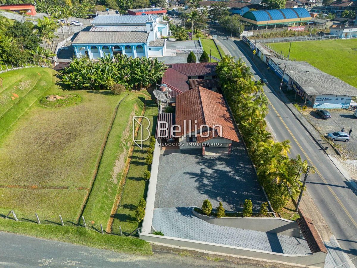 Com duas casas e 2.500m de terreno, medindo 50x50m, essa propriedade é a escolha certa para quem valoriza espaço e quer um imóvel que proporcione várias possibilidades.