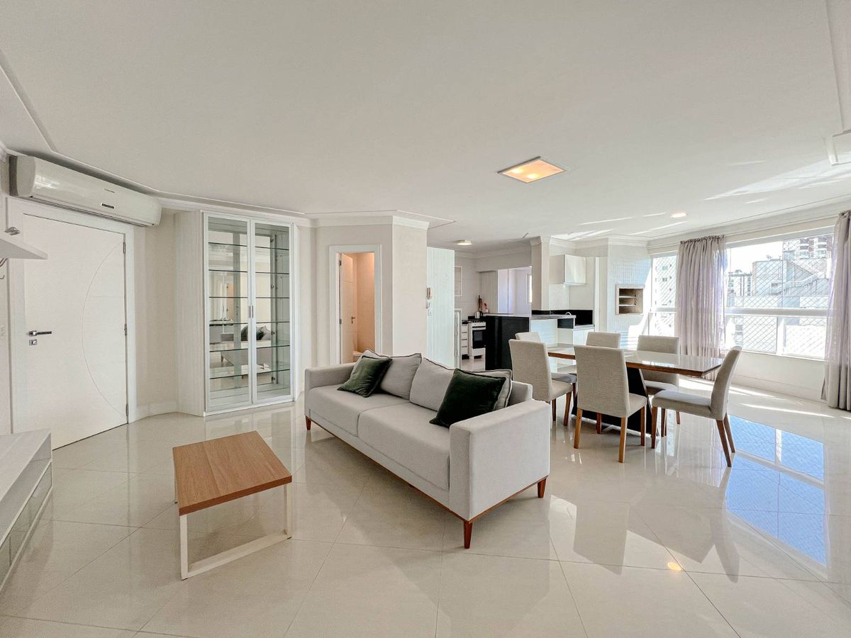Apartamento para aluguel na quadra do mar de 3 suítes – Rua 3700 em Balneário Camboriú - Apartamento em Centro, Balneário Camboriú - para locação - Desc Imóveis