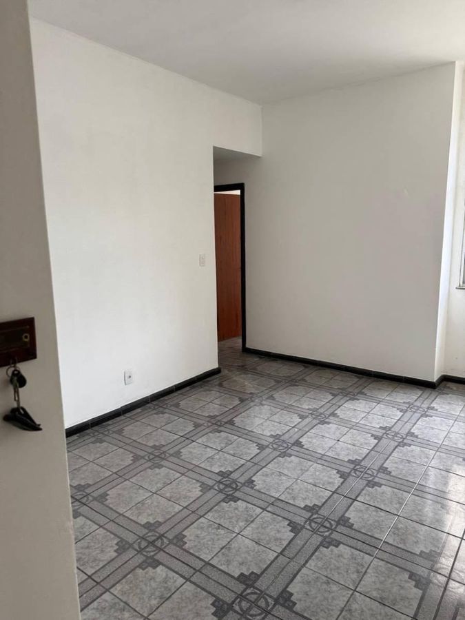 Sala com piso cerâmico, paredes brancas