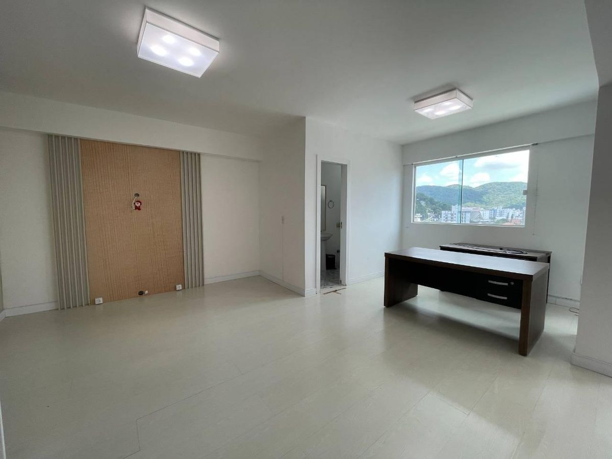 Sala Comercial para locação anual no Centro de Balneário Camboriú!