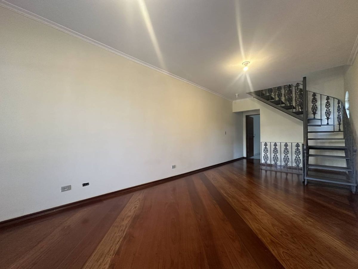 Sobrado para Alugar no Jardim Piqueroby – 3 Dormitórios, 8 Vagas, 280 m² – SP