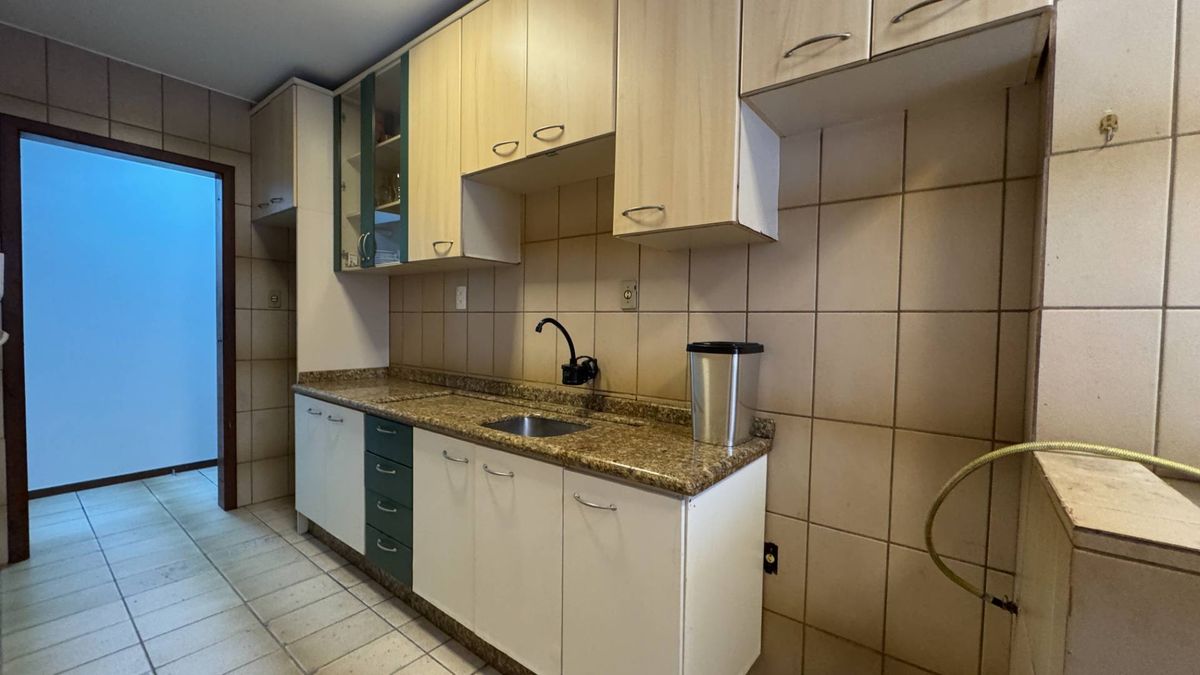 Apartamento para locação anual quadra do mar de 02 dormitórios com vaga de garagem - Apartamento em Centro, Balneário Camboriú - para locação - Desc Imóveis