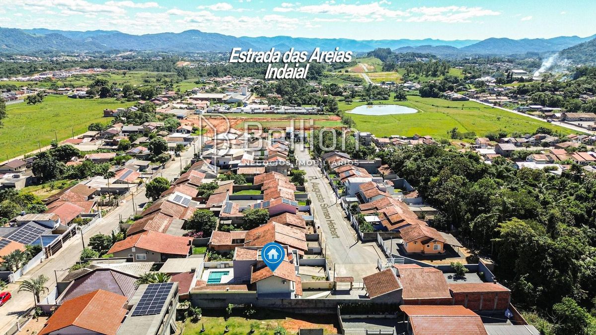 Sobrado com 3 quartos, 444m² de terreno e piscina na Estrada das Areias em Indaial