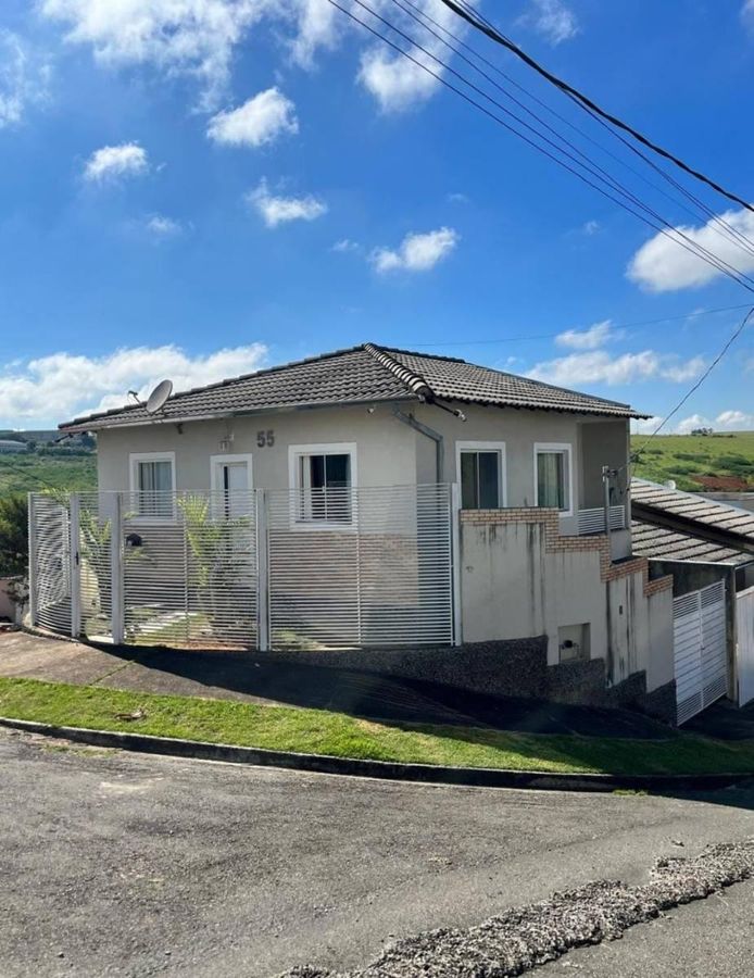 fachada moderna com telhado cerâmico