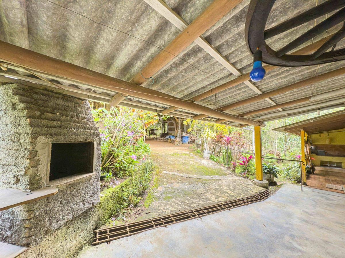 Sítio com casa em madeira de lei e riqueza em água em Rio dos Cedros