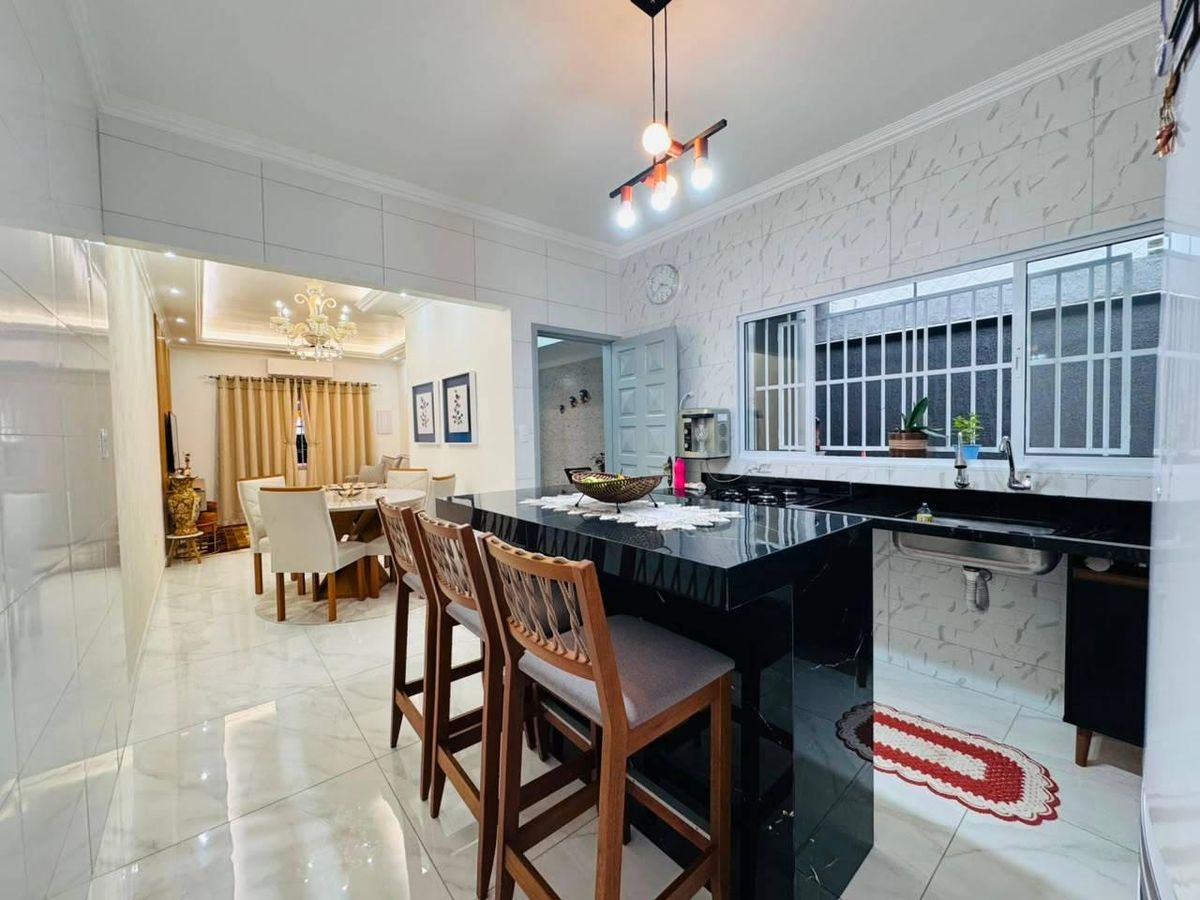 Casa à Venda em Praia Grande | Vila Guilhermina, 2 Dormitórios e 2 Vagas