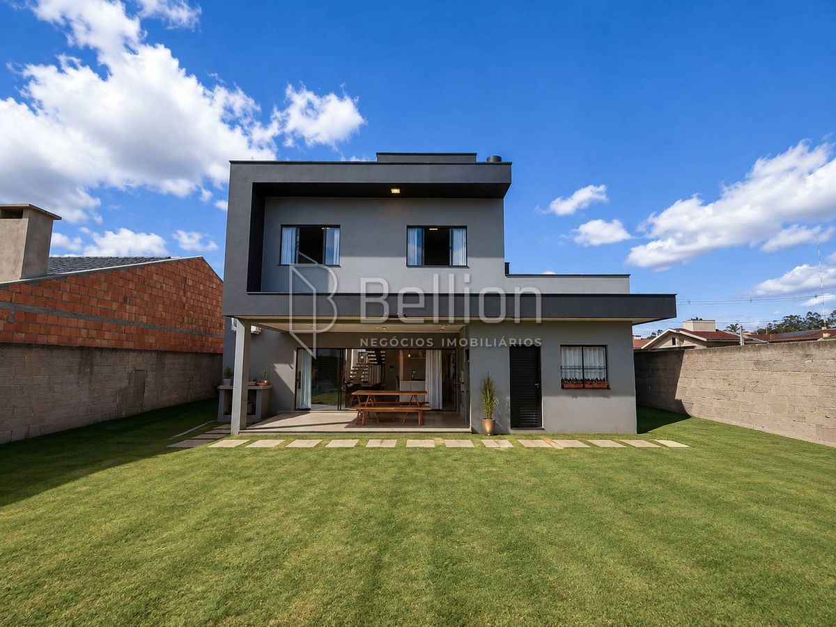 Casa de Alto Padrão, semi mobiliada à Venda na Divinéia em Rio dos Cedros 3 Quartos