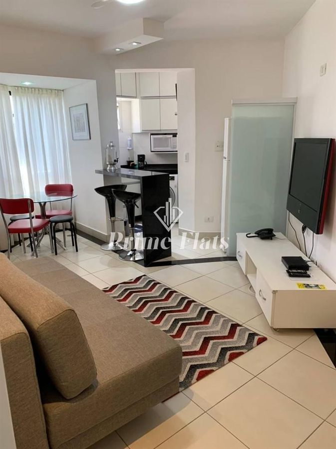 Sala integrada com cozinha revestida de porcelanato claro e paredes brancas