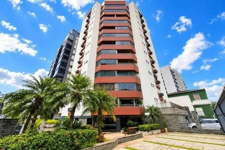 Prédio residencial com jardim