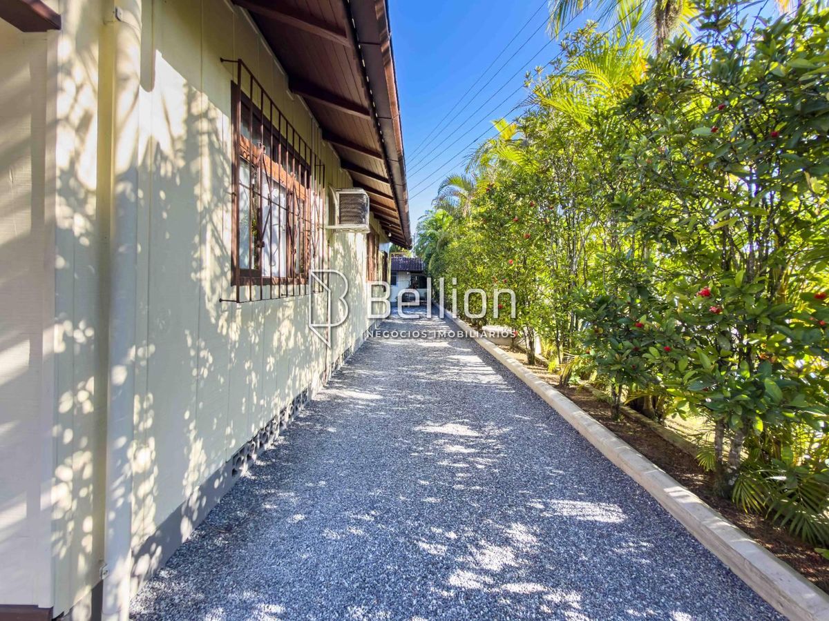 Com duas casas e 2.500m de terreno, medindo 50x50m, essa propriedade é a escolha certa para quem valoriza espaço e quer um imóvel que proporcione várias possibilidades.