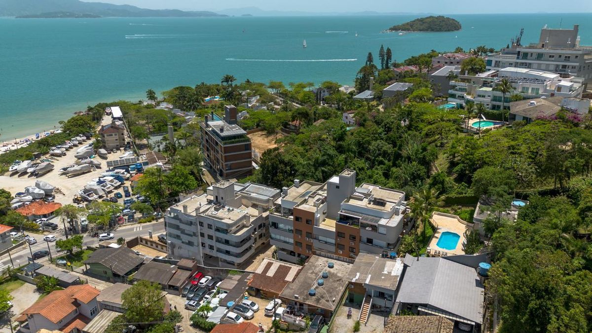 Apartamento de alto padrão a 50m do mar