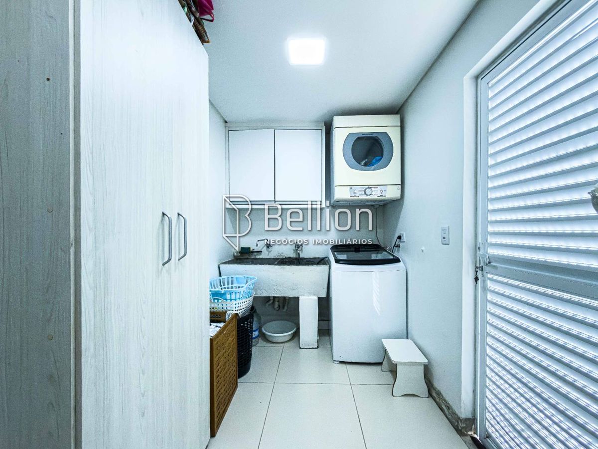 Casa à Venda no Bairro das Capitais em Timbó 3 Quartos, Piscina e 2 Vagas de Garagem