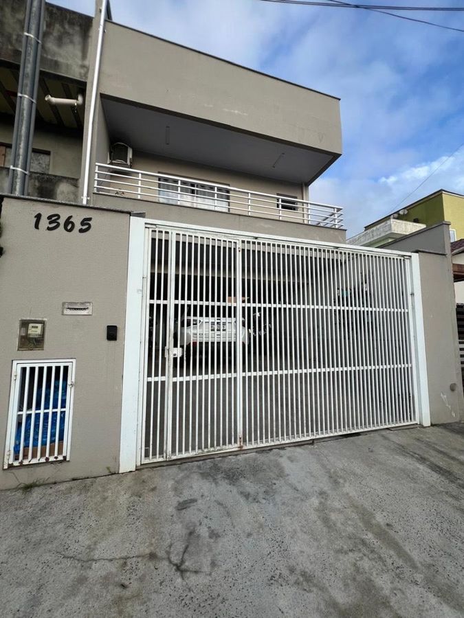 Sobrado triplex semimobiliado a venda com 3 dormitórios sendo 1 suíte master bairro Areias em Camboriú - Sobrado em Santa Regina, Camboriú - à venda - Ilaini Imóveis