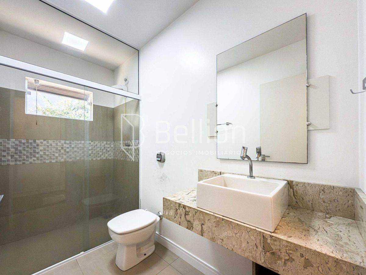 Casa com 2 lagoas, água corrente e piscina, um verdadeiro paraíso!