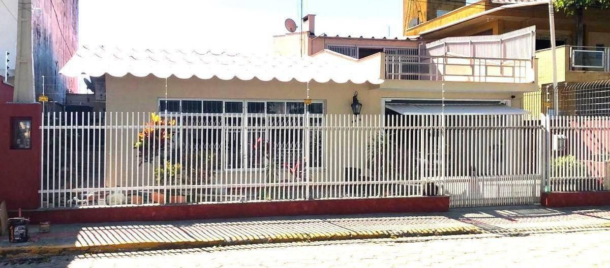 Casa 3 quartos São João, Itajaí com 237,55m² e 2 vagas, pronta para morar