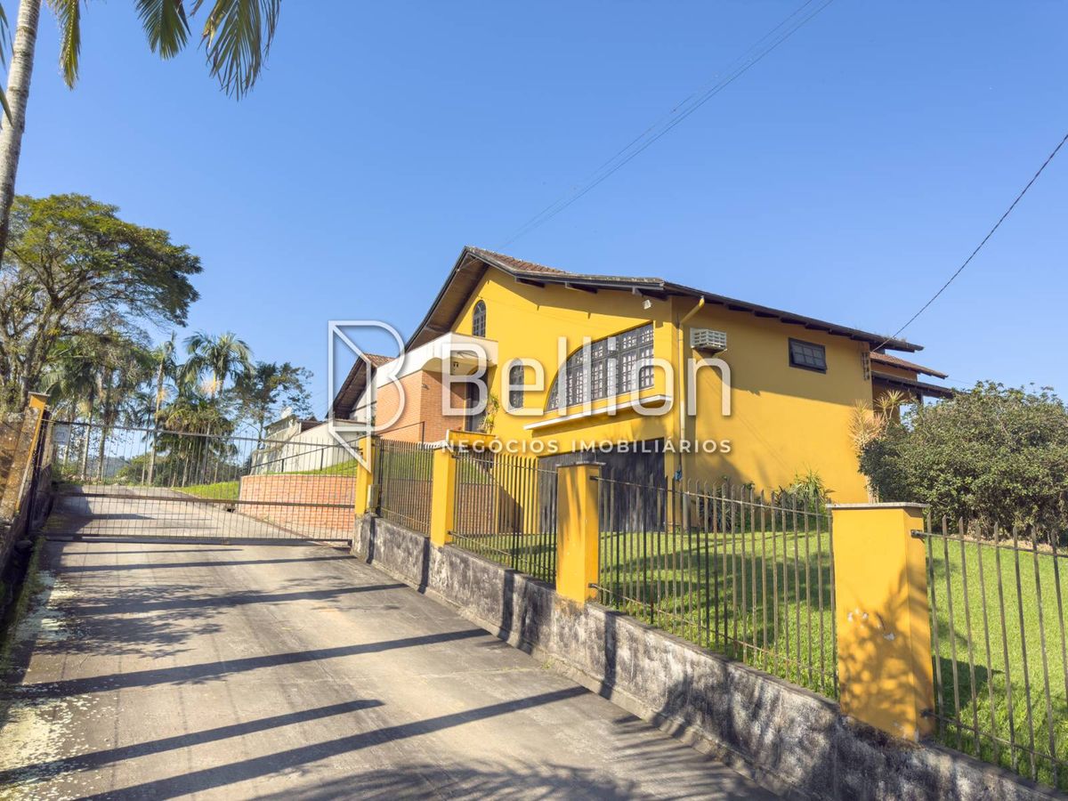 Casa à Venda com 240 m² e Terreno de 946,96 m² Ampla, com Suíte e Churrasqueira
