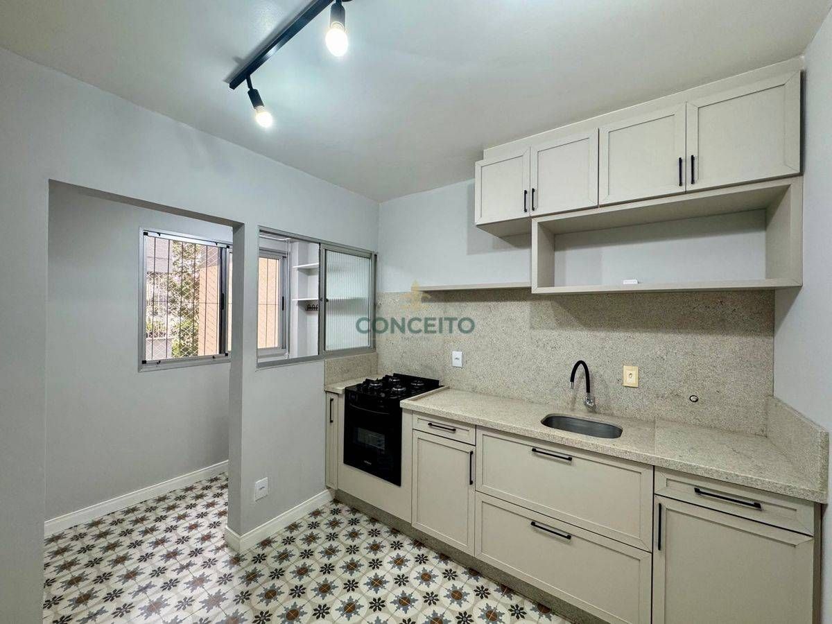 Apartamento à venda em Coqueiros | Reformado, 2 dormitórios e a poucos passos do Parque de Coqueiros e do Centro