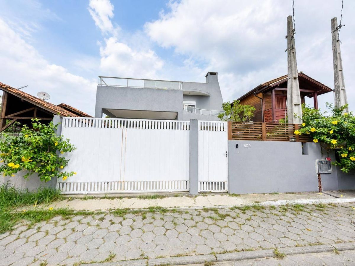 Casa com 2 pavimentos com sacada no Rio Vermelho - Casa em São João do Rio Vermelho, Florianópolis - à venda e para temporada - Nativo Imóveis LTDA