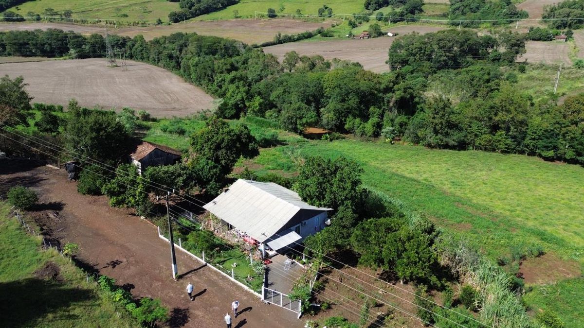 ÁREA DE TERRA