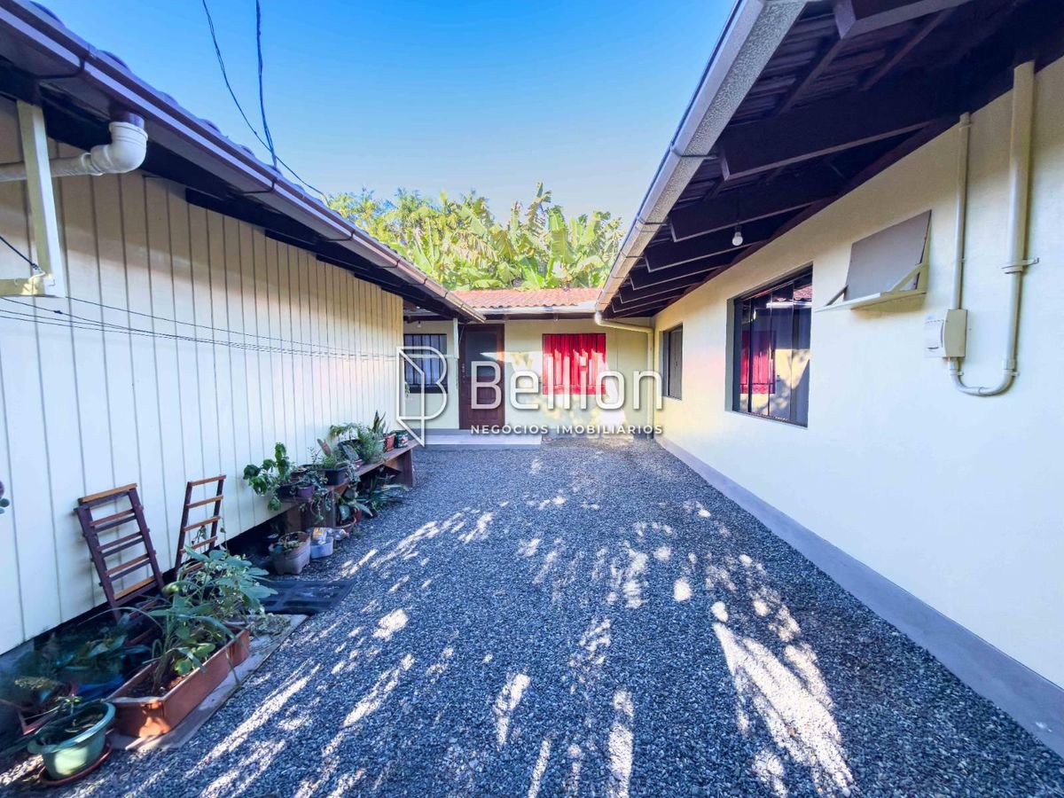 Com duas casas e 2.500m de terreno, medindo 50x50m, essa propriedade é a escolha certa para quem valoriza espaço e quer um imóvel que proporcione várias possibilidades.
