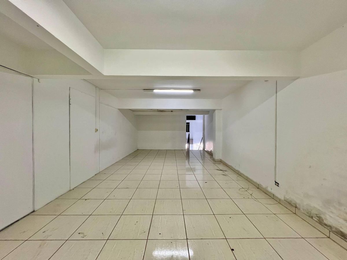 Ambiente interno com piso de cerâmica branca e paredes brancas