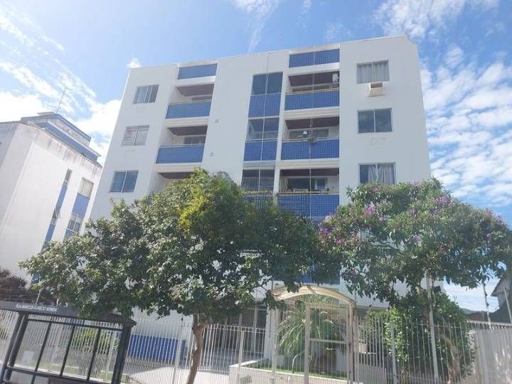 Prédio de apartamentos com árvores