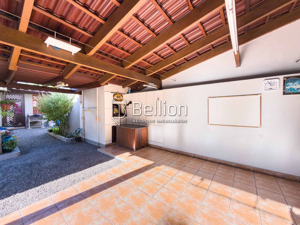 Com duas casas e 2.500m de terreno, medindo 50x50m, essa propriedade é a escolha certa para quem valoriza espaço e quer um imóvel que proporcione várias possibilidades.