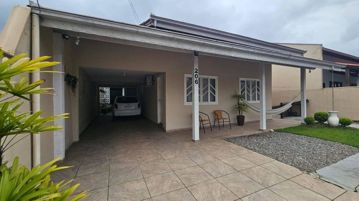 Casa à venda no Adhemar Garcia l Casa completa, aconchegante em região tranquila! - Casa em Adhemar Garcia, Joinville - à venda - Corretores Imobiliários Joinville e Região Ltda