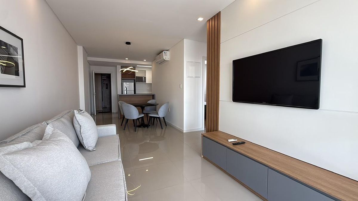 Apartamento totalmente mobiliado, equipado e decorado para aluguel anual com ótima localização no Bairro Vila Operária em Itajai/SC.
