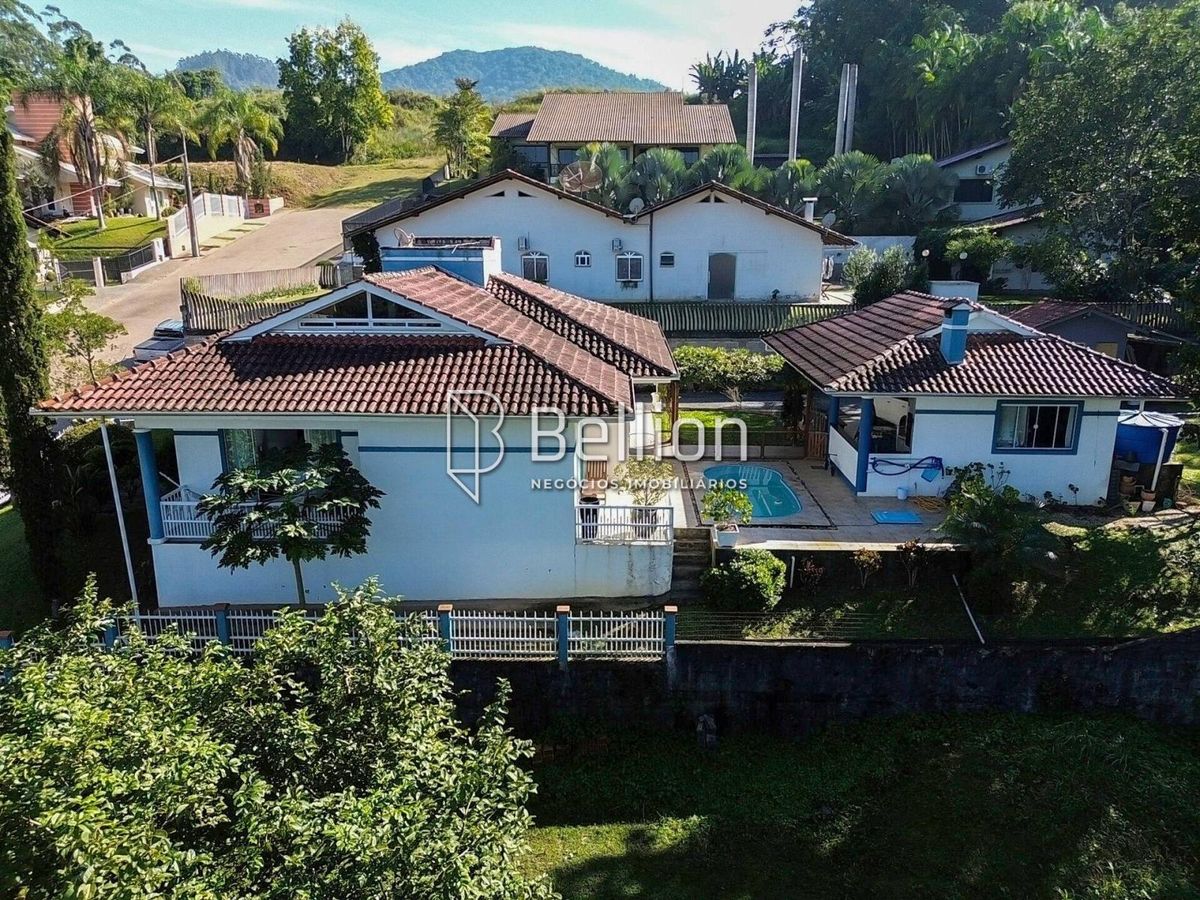 Casa semi mobiliada, com amplo terreno e piscina no Centro de Rio dos Cedros