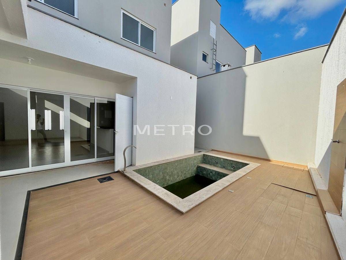 Casa duplex para venda, 4 quartos sendo suítes, 3 vagas de garagem, 5 banheiros. - Casa de Condomínio em Alto do Calhau, São Luís - à venda - V s Ferreira imobiliária