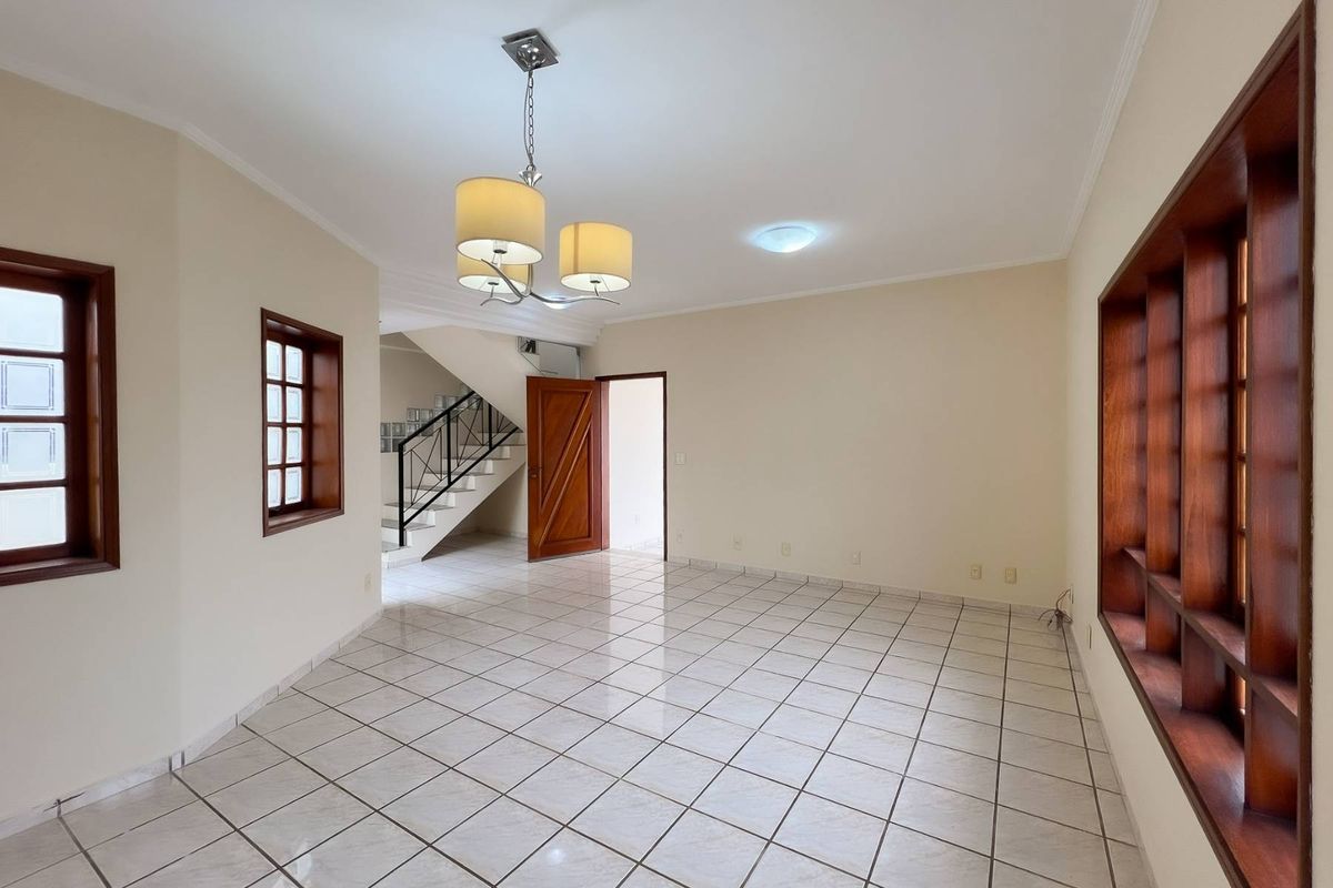 Sobrado divida Valinhos/ Campinas, área gourmet com churrasqueira e piscina., foto 4