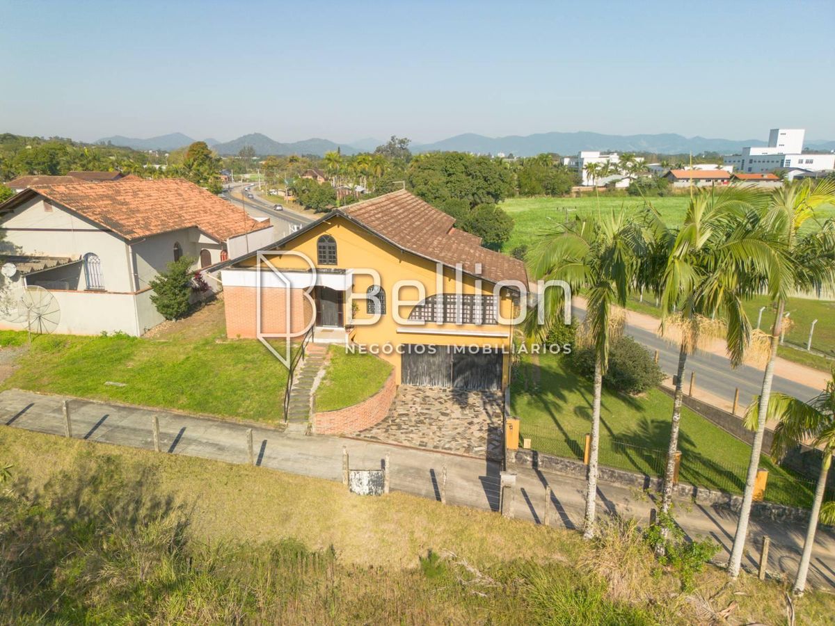 Casa à Venda com 240 m² e Terreno de 946,96 m² Ampla, com Suíte e Churrasqueira