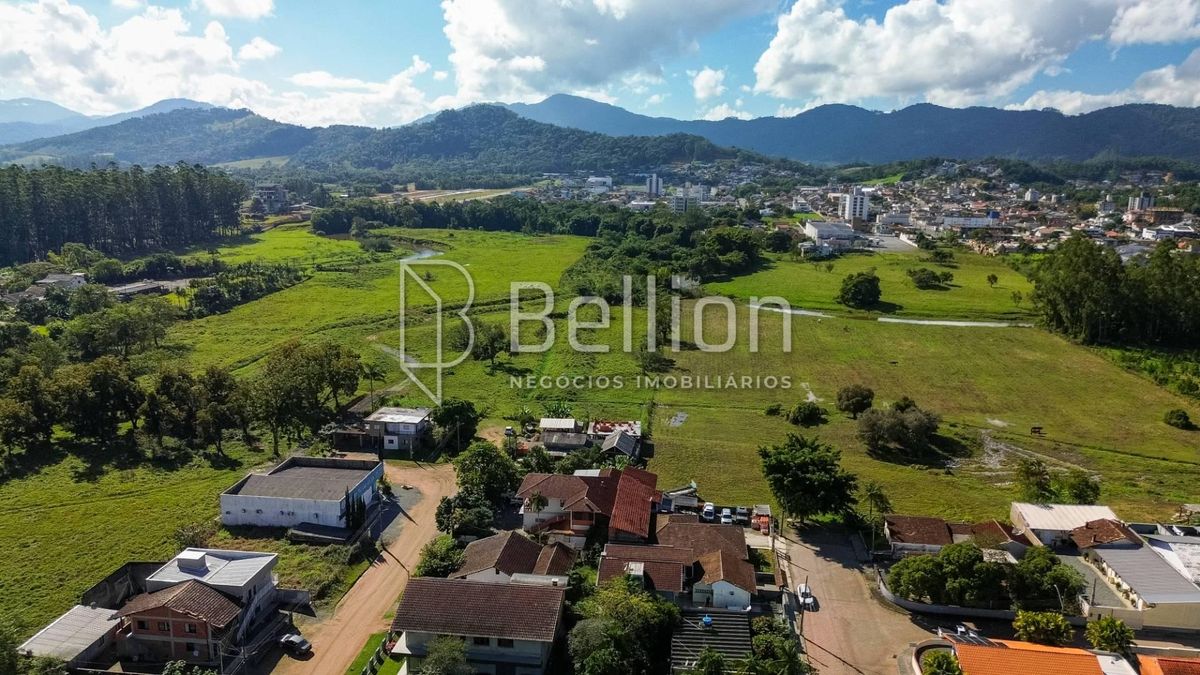 Duas casas em um único terreno: uma excelente oportunidade para morar, investir ou gerar renda!