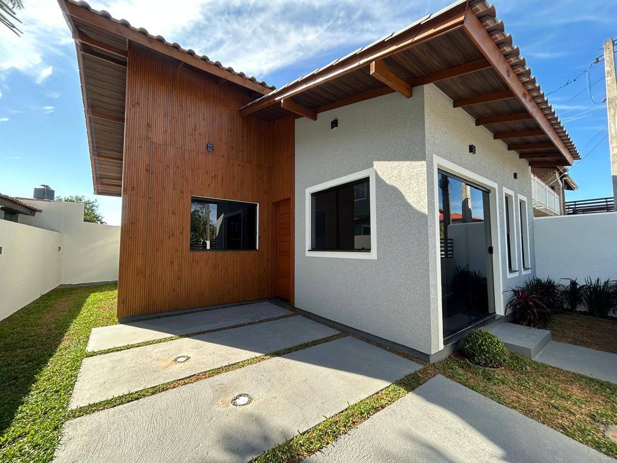 Casa nova pronta para morar em localização estratégica - Casa em São João do Rio Vermelho, Florianópolis - à venda e para temporada - Nativo Imóveis LTDA