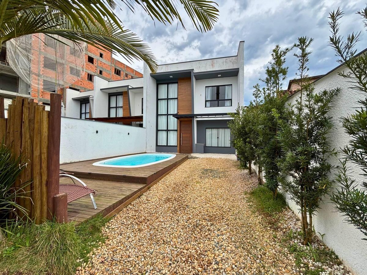 Sobrado a 650m da praia com 3 quartos, Centro - Balneário Piçarras - Sobrado em Centro, Balneário Piçarras - para locação e à venda - MARIAN IMÓVEIS