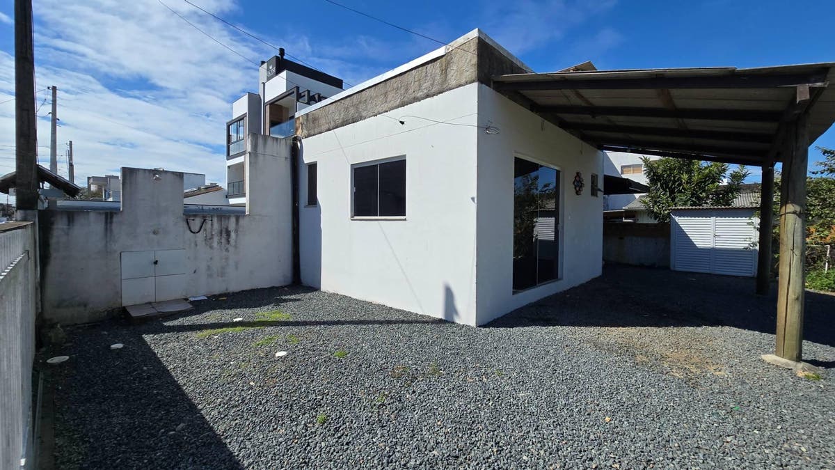 Aluga Kitinete ou Sala comercial com pátio no Centro, Navegantes, SC - Residencial e Comercial em Centro, Navegantes - para locação - Liberata Imóveis ®