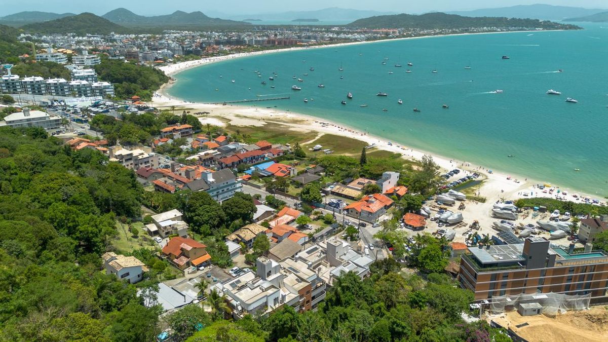 Apartamento de alto padrão a 50m do mar