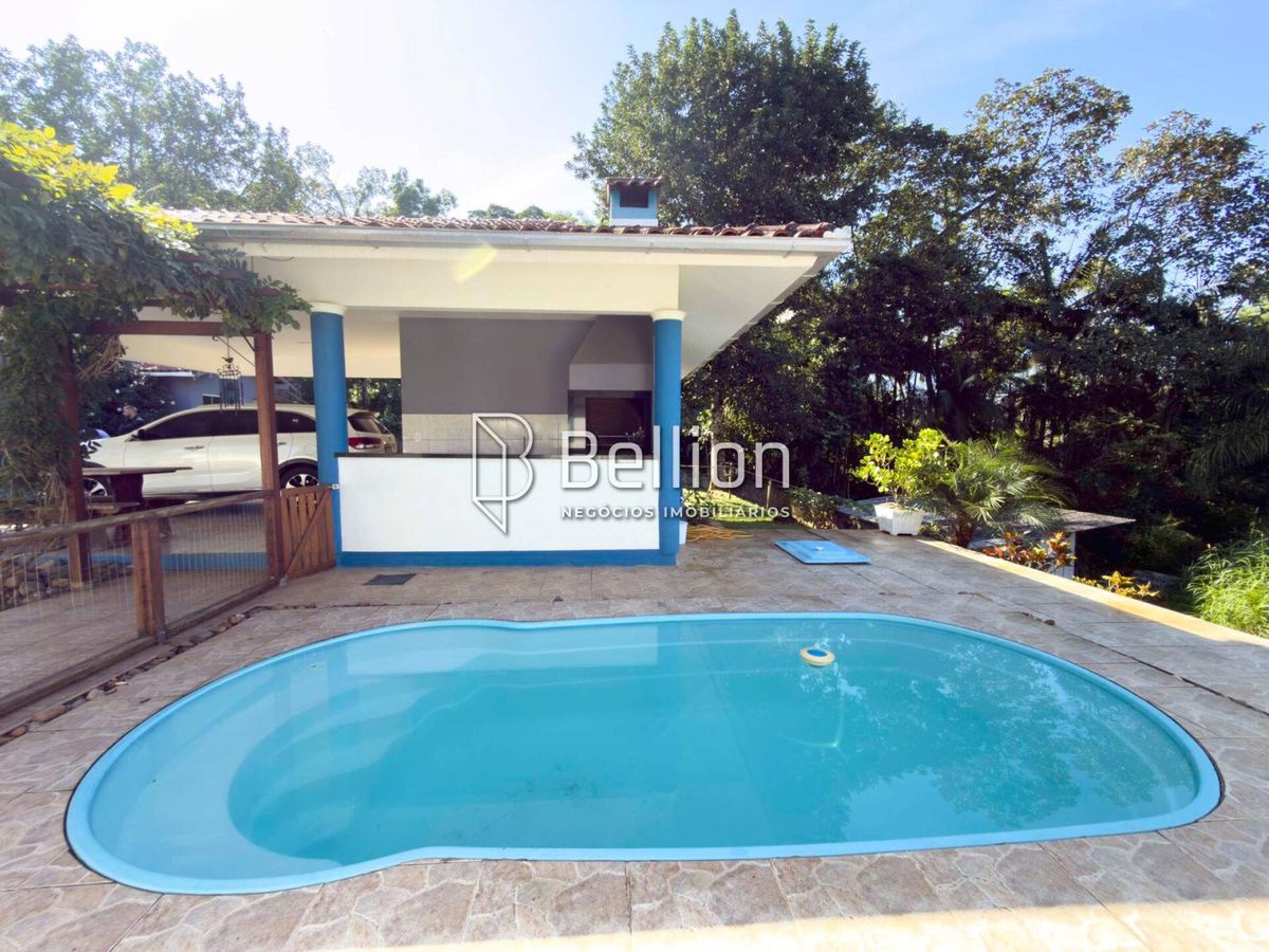 Casa semi mobiliada, com amplo terreno e piscina no Centro de Rio dos Cedros
